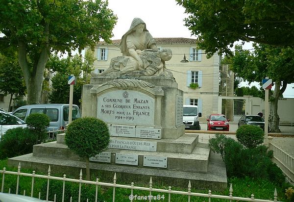 Monument devant la mairie à Mazan