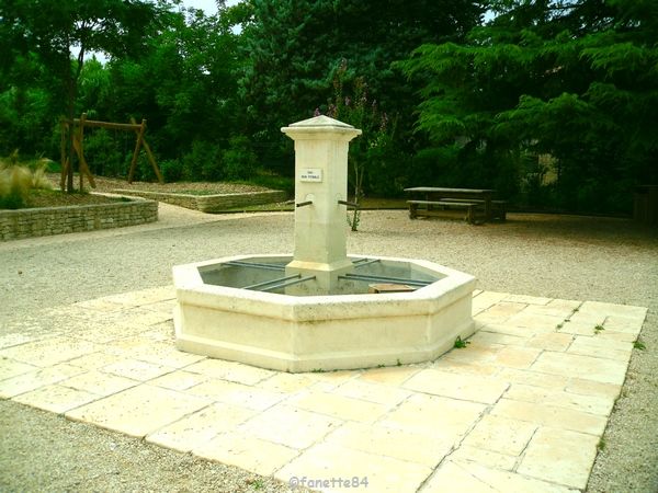 Fontaine dans le jardin de l'Auzon à Mazan