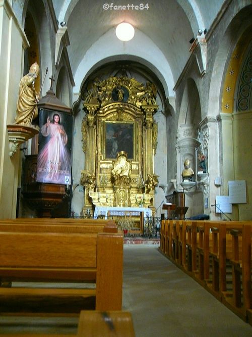 Intérieur de l'église de Notre Dame de Calvias à Malemort Du Comtat