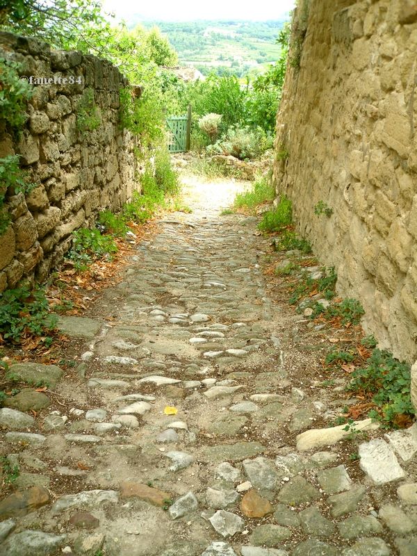 Rue caladée à Mormoiron