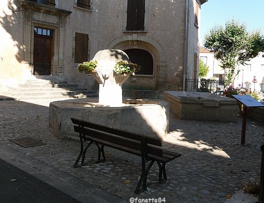 Fontaine et lavoir à Bédoin