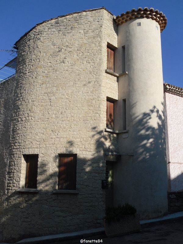 Maison tour ronde à Bédoin