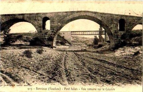 Bonnieux. Pont Julien