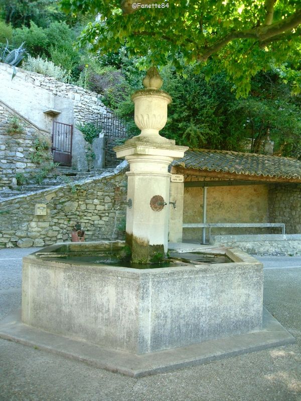 Le Beaucet. Une fontaine.