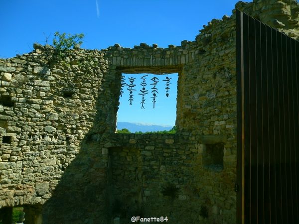 Le Beaucet, mur du château avec vue sur le Mont Ventoux