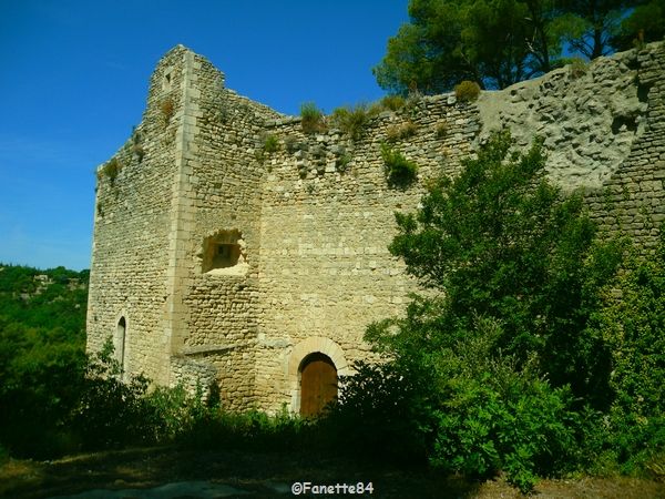 Le Beaucet, mur extérieur du château