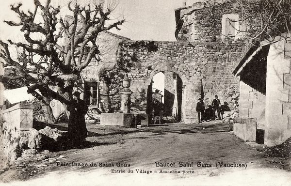 Le Beaucet, l'entrée du village