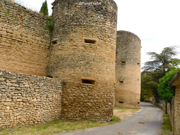 Départ de la balade du mur de la peste à Cabrières d'Avignon