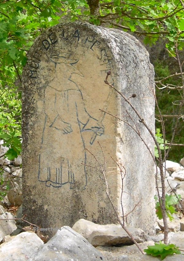 Borne au mur de la peste à Cabrières d'Avignon