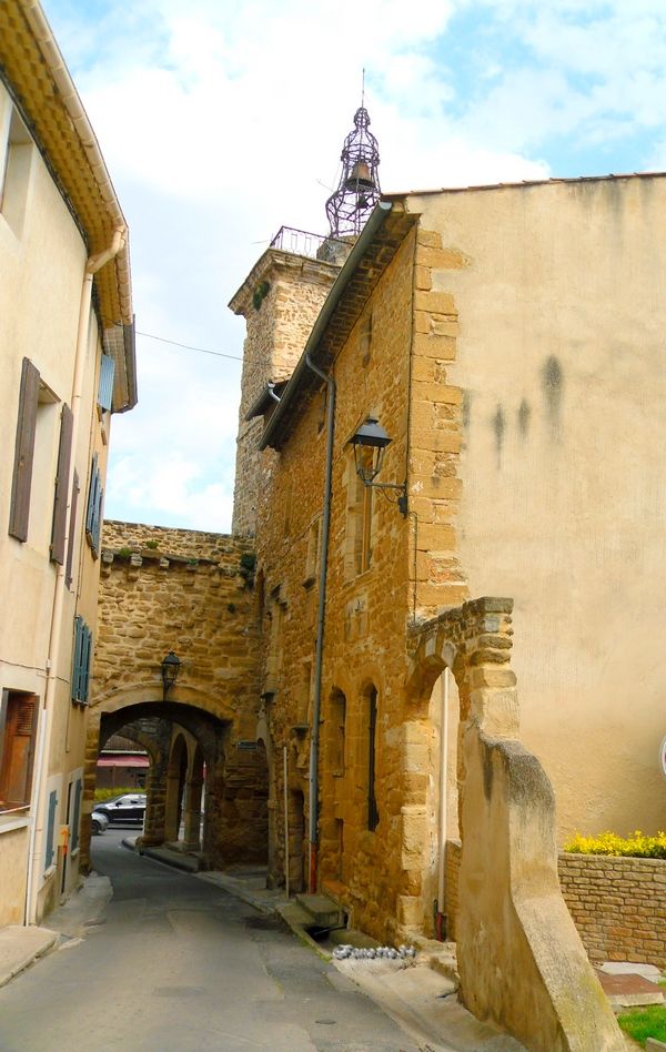 Ruelle et campanile d'Aubignan.