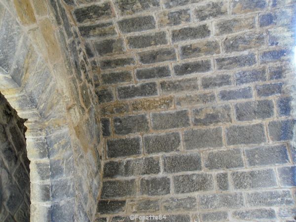 Dessous en pierre d'une porte d'Aubignan