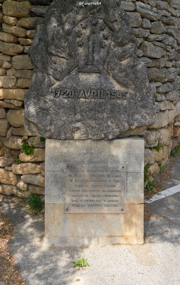 Stèle à l'entrée du château pour rappeler le massacre Vaudois à Cabrières d'Avignon