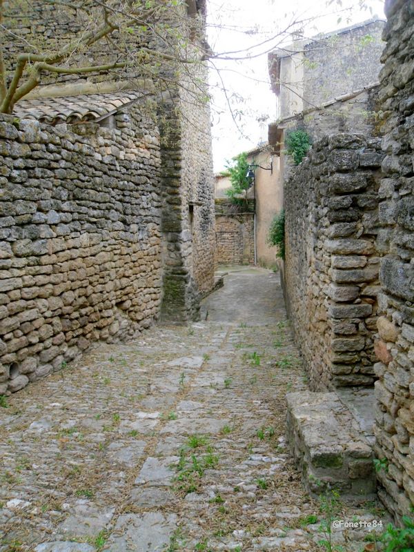 Rue caladée derrière le château de Cabrières d'Avignon