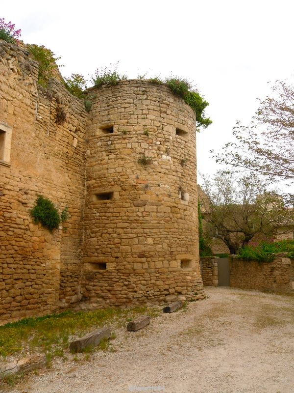 2 éme tour du château de Cabrières d'Avignon
