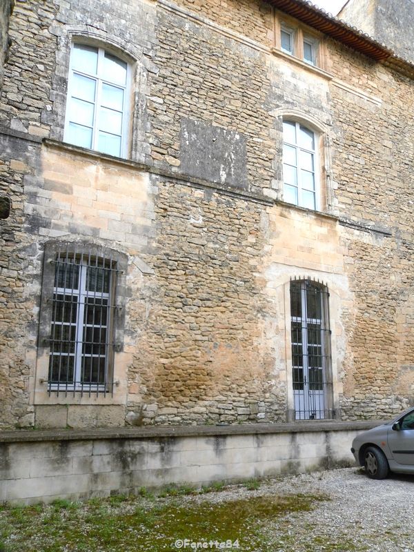 Vue à travers la grille d'entrée du château de Cabrières d'Avignon