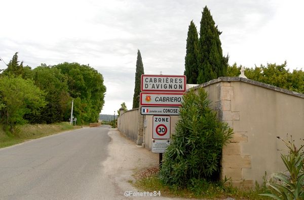 Entrée du village de Cabrières d'Avignon