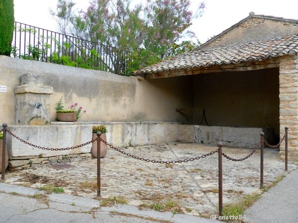 Fontaine et lavoir de Cabrières d'Avignon