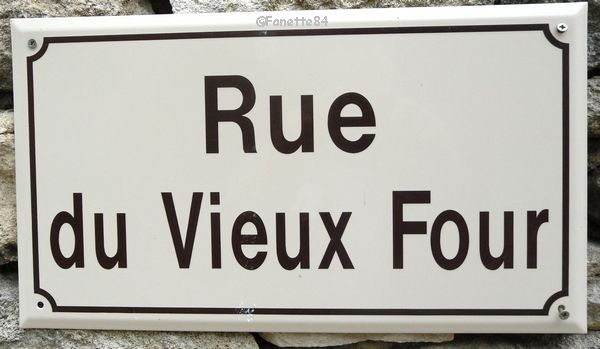 Plaque de rue. Rue du Vieux Bourg à Cabrières d'Avignon