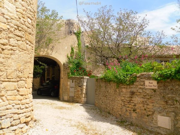 Rue du vieux four à Cabrières d'AVignon