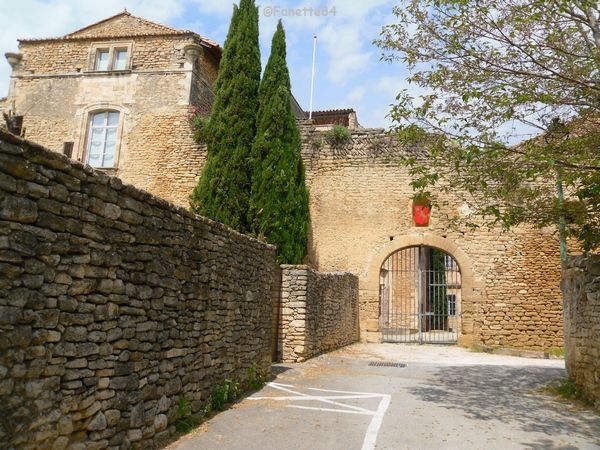 L'entrée du chateau de Cabrières d'Avignon