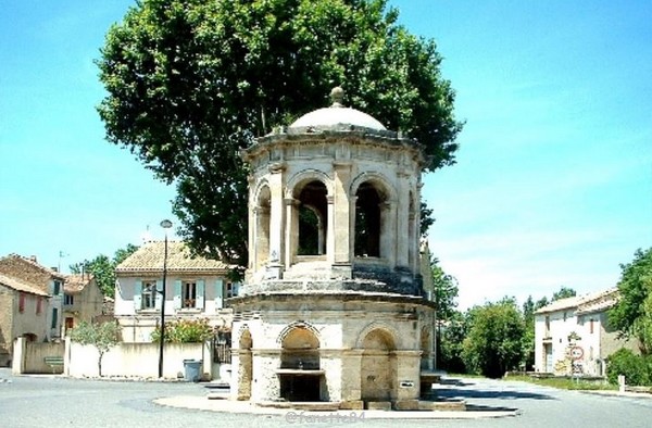 Château d'eau style renaissance à coupole à Bédarrides