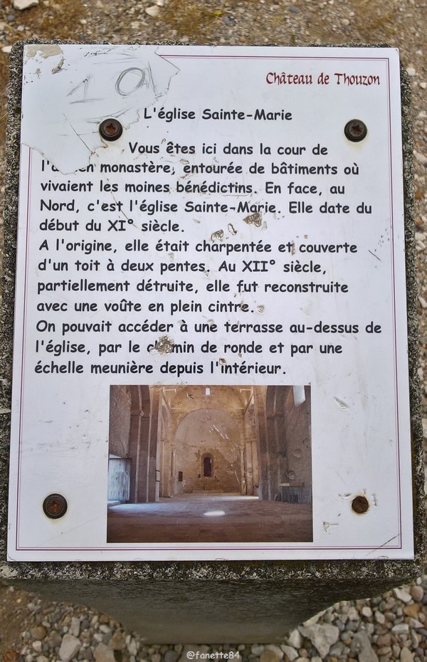 Panneau explicatif de l'église Ste Marie au Château de Thouzon au Thor
