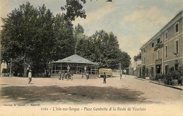 Carrousel à vapeur Place Gambetta à l'Isle sur Sorgues