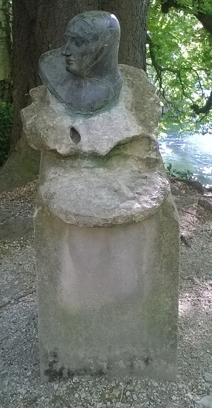 Buste de Laure. Jardin de Pétraque à Fontaine de Vaucluse