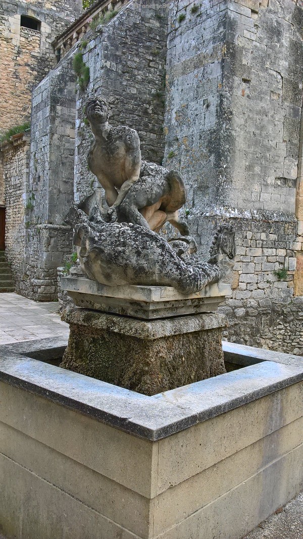 Statue de pierre Saint Véran à Fontaine de Vaucluse
