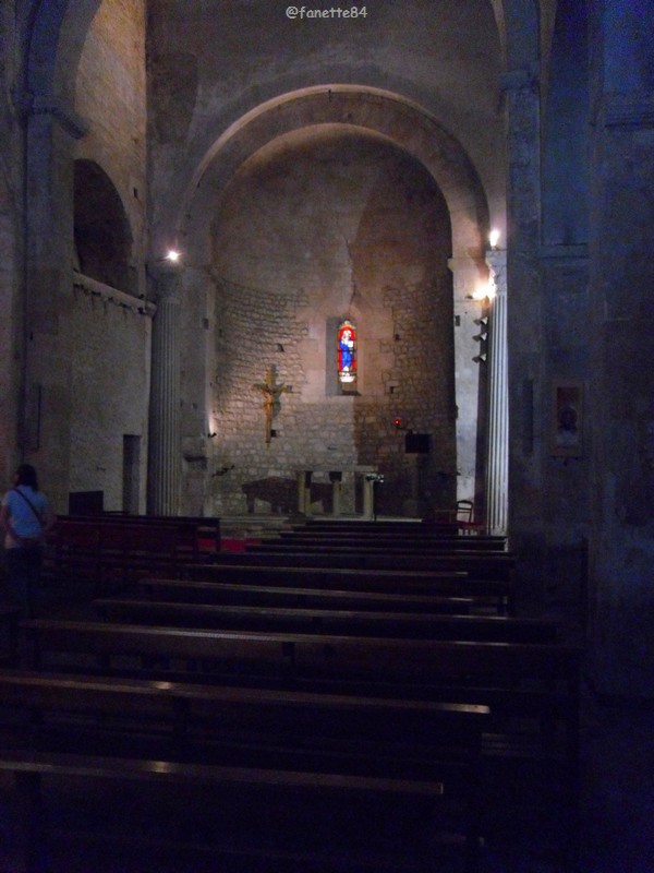 Intérieur de l'église Saint Véran à Fontaine de Vaucluse