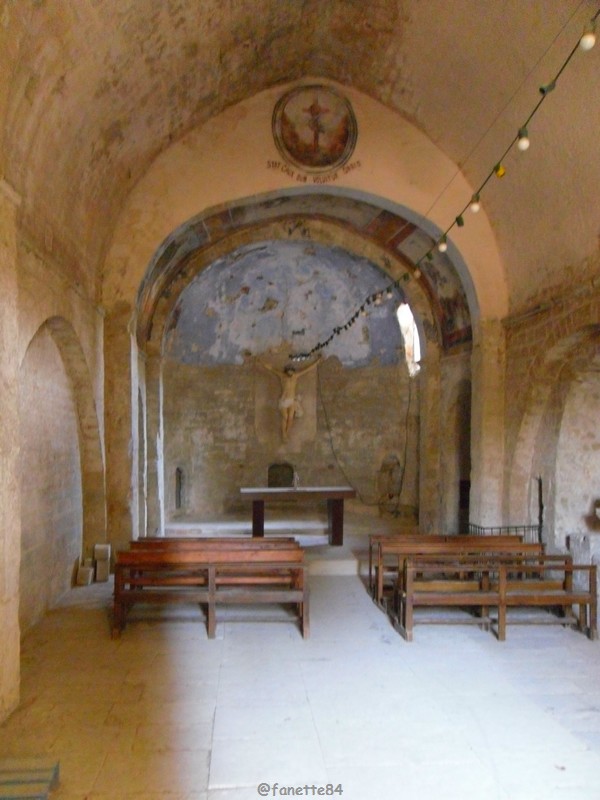 Intérieur de la chapelle Notre Dame de Pareloup à Mazan