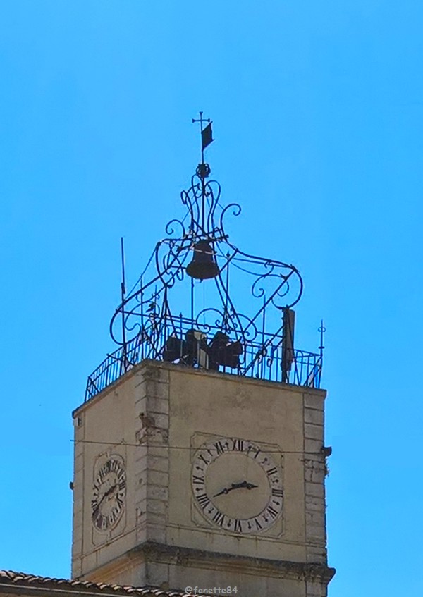 Campanile à Caderousse