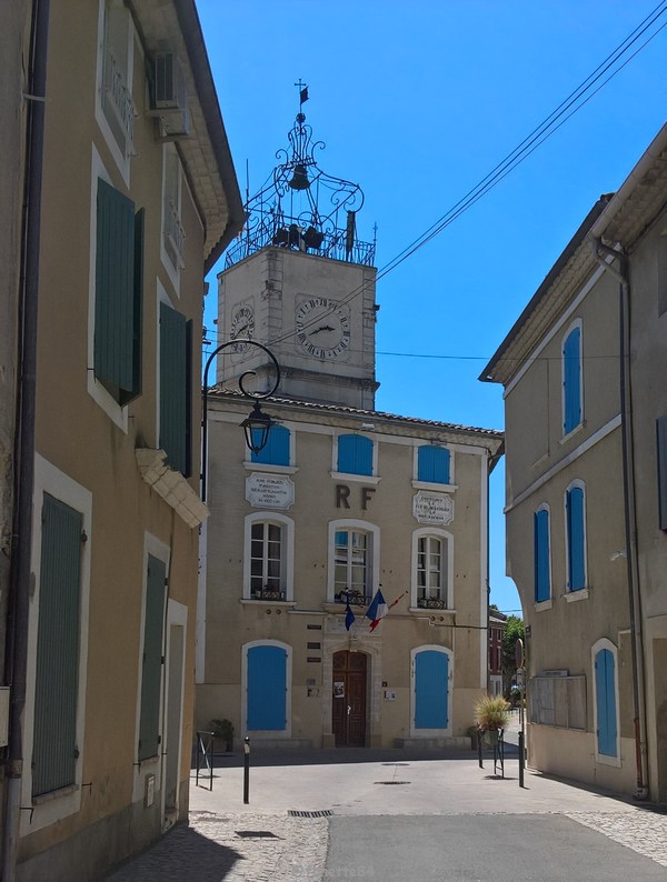 Mairie et campanile en fer forgé à Caderousse