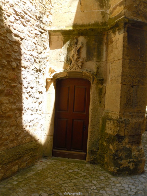 Porte sur le côté de l'église à Caderousse
