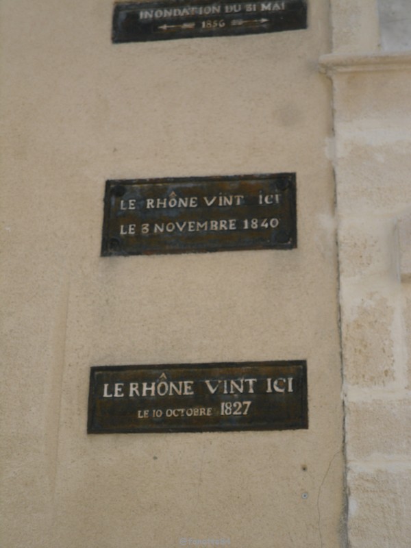 Plaques de crues du Rhône à Caderousse