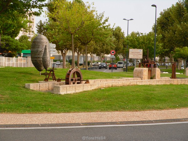 Rond-point de la filature et la magnanerie à Cavaillon