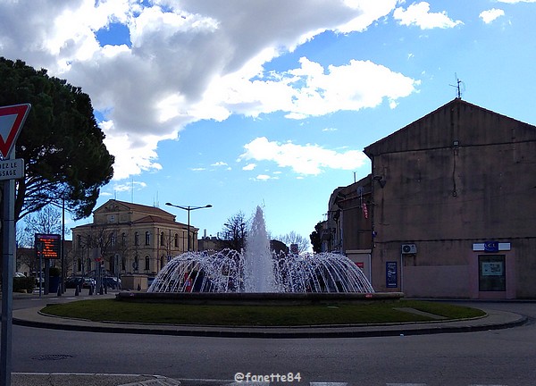 Rond point fontaine à Sorgues