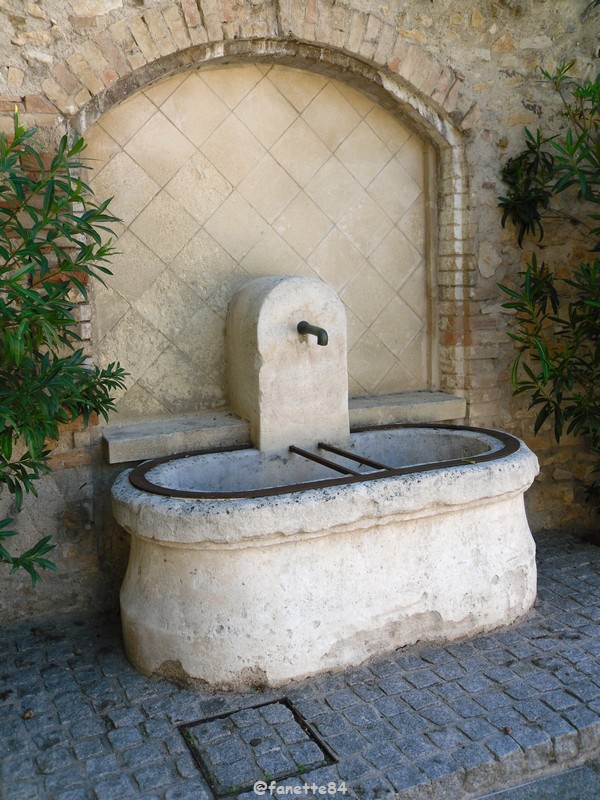 Fontaine à Vedéne