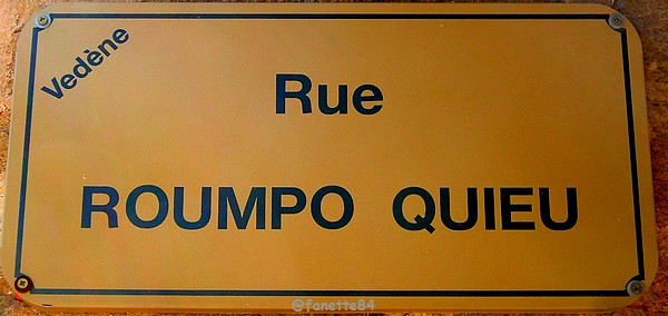 Plaque de rue Roumpo Quieu à Vedéne