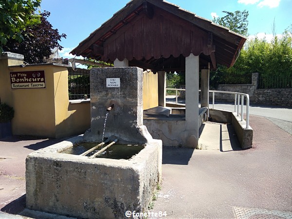 Lavoir et fontaine à Villes sur Auzon