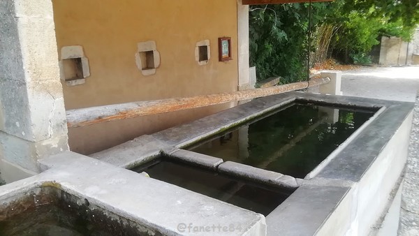 Fontaine et lavoir à Lioux