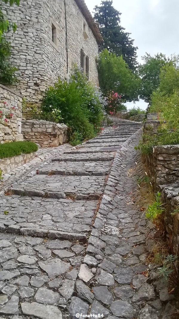 Rue en calade à Joucas