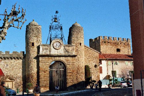 Rempart et un ancien poste de garde surmonté d'un campanile à Camaret sur Aygues