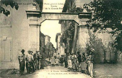 Porte Julien . Entrée de la grande rue en 1910 à Lapalud