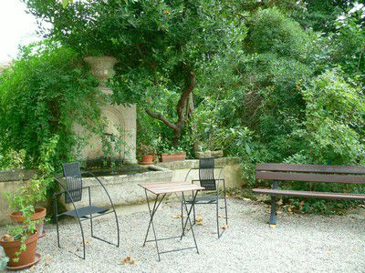 Terrasse avec une fontaine devant l'entrée de la maison de Jean-Henri Fabre