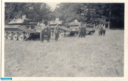 1943_Revue du peloton avec chars CRUSADER.bmp