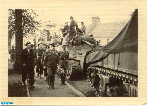 1944_Revue du régiment par EISENHOVER ANGLETERRE