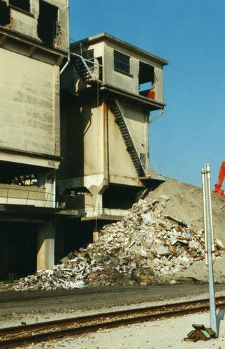 Démolition des tours de glaçage de la STEF Avignon