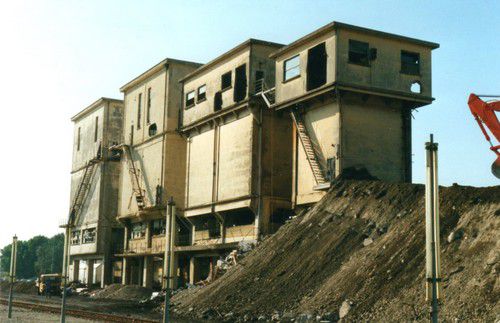 Démolition des tours de glaçage de la STEF Avignon