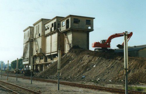 Démolition des tours de glaçage de la STEF Avignon